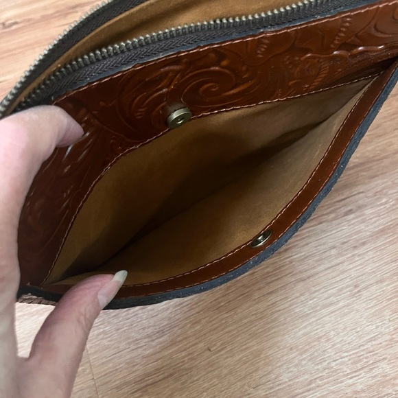 Patricia Nash tooled leather crossbody bag - Picture 7 of 8